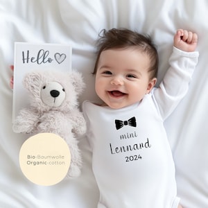 Personalisierter Babybody Mini Nachname Baby, Neugeborenes, schicker Body Junge, minimalistischer Body Fliege, Schwangerschaft Ankündigung
