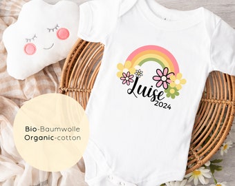 Personalisierter Baby Body Baby Name Jahreszahl, Baby Body Name, Baby Body zur Geburt, minimalistischer Body, Schwangerschaft Ankündigung