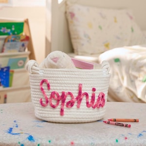 Personalisierter handgemachter Korb • Ostern • Korb • Baby Geschenk • Baby-Dusche-Geschenk • Baby Korb • I-Cord Stricken Handwerk • Spielzeug Organizer