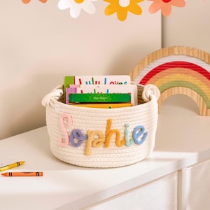 Personalisierter handgemachter Korb • Baby-Dusche-Korb • Baby-Geschenk • Baby-Dusche-Geschenk • Baby-Korb • I-Cord Stricken Handwerk • Spielzeug-Organizer