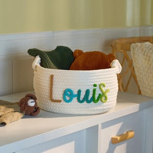 Personalisierter handgemachter Korb • Baby-Dusche-Korb • Baby-Geschenk • Baby-Dusche-Geschenk • Baby-Korb • I-Cord Stricken Handwerk • Spielzeug-Organizer