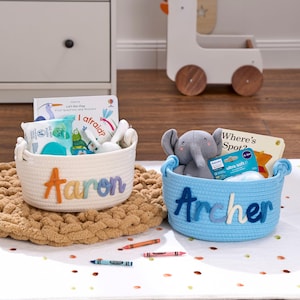 Personalisierter handgemachter Korb • Baby-Dusche-Korb • Baby-Geschenk • Baby-Dusche-Geschenk • Baby-Korb • I-Cord Stricken Handwerk • Spielzeug-Organizer