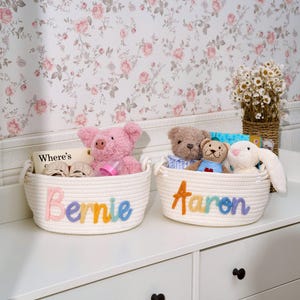 Personalisierter handgemachter Korb • Baby-Dusche-Korb • Baby-Geschenk • Baby-Dusche-Geschenk • Baby-Korb • I-Cord Stricken Handwerk • Spielzeug-Organizer