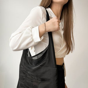 Schwarze Einkaufstasche für Strand, bequemes Paket, trendige Frauentasche, Tülltasche, Geschenkidee für sie, Organzabeutel, umweltfreundliche transparente Tasche.