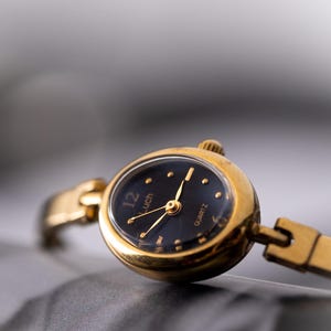 Vintage Uhr für Frauen, kleine kalte Uhr, Minimalistische Frauenuhr, Uhr für den täglichen Gebrauch, schwarzes Zifferblatt, Schmuck für Frau, Quarts Uhr, Geschenkidee