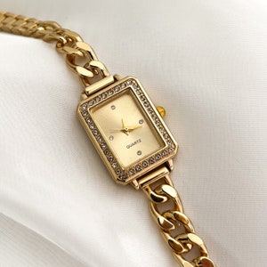 Dainty Vintage Minimalist Gold Womens Watch, Vintage Design, Small Face, Watch for Women, Present for Her, Durable Buckle, Daily Usage