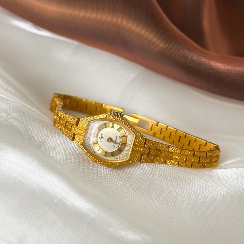 Zierliche minimalistische Gold-Damenuhr im Vintage-Stil, mechanische Uhr für Frauen, Armbanduhr aus der UdSSR, Old-Money-Stil, umgürtet für Mädchen, kleine Uhr Bild 4