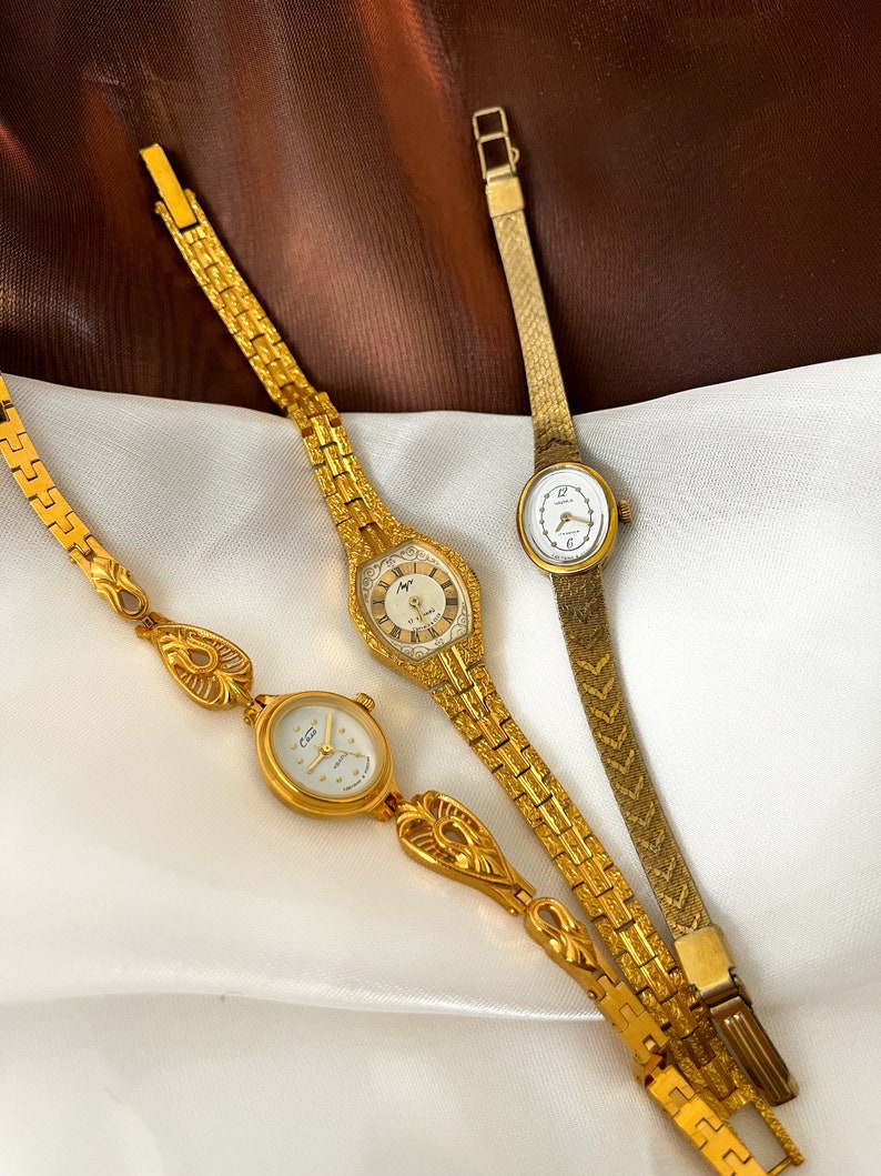 Zierliche minimalistische Gold-Damenuhr im Vintage-Stil, mechanische Uhr für Frauen, Armbanduhr aus der UdSSR, Old-Money-Stil, umgürtet für Mädchen, kleine Uhr Bild 2