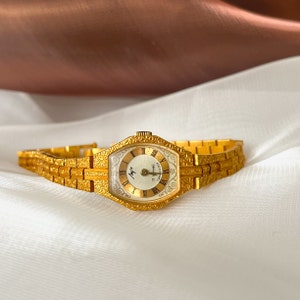 Zierliche minimalistische Gold-Damenuhr im Vintage-Stil, mechanische Uhr für Frauen, Armbanduhr aus der UdSSR, Old-Money-Stil, umgürtet für Mädchen, kleine Uhr Bild 3