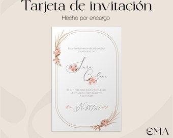 Puede incluir: Una tarjeta de invitación blanca con borde dorado, detalles florales y el texto "Tarjeta de invitación". La tarjeta incluye los nombres "Sara Carolina" y detalles del evento. La parte inferior de la tarjeta dice "Archivo pdf 300 DPI, listo para impresión."