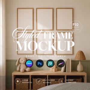 Könnte beinhalten: Ein stilvolles Rahmen-Mockup mit sechs leeren Leinwänden in Holzrahmen. Der Text "Styled FRAME MOCKUP" wird in einer dekorativen Schriftart angezeigt. Ein Holzregal darunter enthält ein Stoffkaninchen, Bücher und eine Lampe.