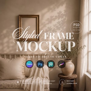 Könnte beinhalten: Ein goldgerahmtes Mockup mit dem Text "Styled FRAME MOCKUP" wird in einem Raum mit neutralen Tönen angezeigt. Das Bild enthält eine Bank mit Kissen, eine Vase mit Grün und Symbole für Bearbeitungssoftware. Der Text "EASY TO EDIT IN CANVA" ist ebenfalls sichtbar.