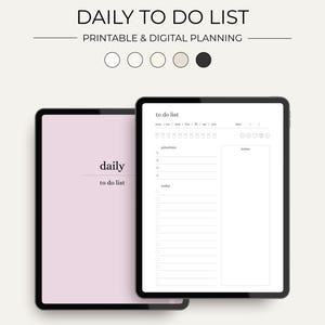 Puede incluir: Dos tabletas digitales con biseles negros. Una muestra una pantalla rosa con las palabras "daily to do list". La otra muestra una plantilla de lista de tareas pendientes en blanco. El texto "DAILY TO DO LIST PRINTABLE & DIGITAL PLANNING" está en la parte superior.