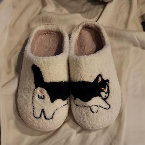 Cute Cat Slippers - Warm & Cozy Slippers for cat lovers - Cheeky Gift - Fluffy Warm Slippers for men and women.