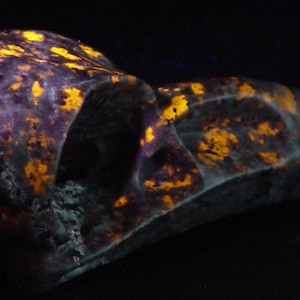 Yooperlite Raven Skull: Hand Carved UV Reactive Crystal - 6&quot; Gothic Decor