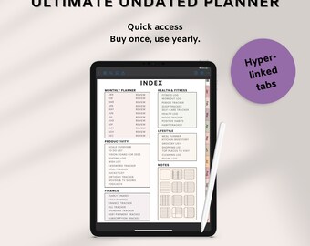 Op de afbeelding: Een digitale planner-app op een tabletscherm met een witte stylus. De app heeft een lichtgrijze achtergrond met zwarte tekst en een lichtbruine index met categorieën voor maandelijkse planner, gezondheid & fitness, levensstijl, productiviteit, financiën en notities. De app heet "Ultimate Undated Planner" en heeft de tekst "Snelle toegang, Koop eenmaal, gebruik jaarlijks". De app heeft hyperlinks.