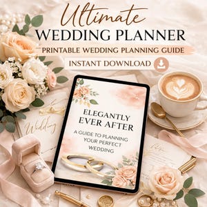 Op de afbeelding: Een digitale trouwplanner met de titel "Ultimate Wedding Planner" en de tekst "Elegantly Ever After". De afbeelding bevat een ringdoosje, een kopje koffie en bloemstukken, die een bruiloftthema suggereren.