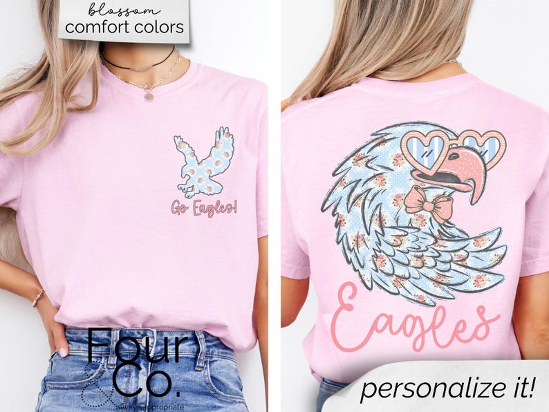 Pu&ograve; includere: T-shirt rosa chiaro con un design floreale di aquila. La parte anteriore presenta una piccola grafica di aquila e la scritta "Go Eagles!". Il retro mostra un'aquila pi&ugrave; grande con occhiali a forma di cuore e un papillon, con la parola "Eagles" sotto.
