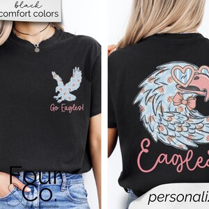 Pu&ograve; includere: T-shirt nera con un motivo floreale di aquila. La parte anteriore presenta una piccola aquila e le parole "Go Eagles!". Il retro mostra un'aquila pi&ugrave; grande con occhiali a forma di cuore e un fiocco, con la parola "Eagles" sotto.