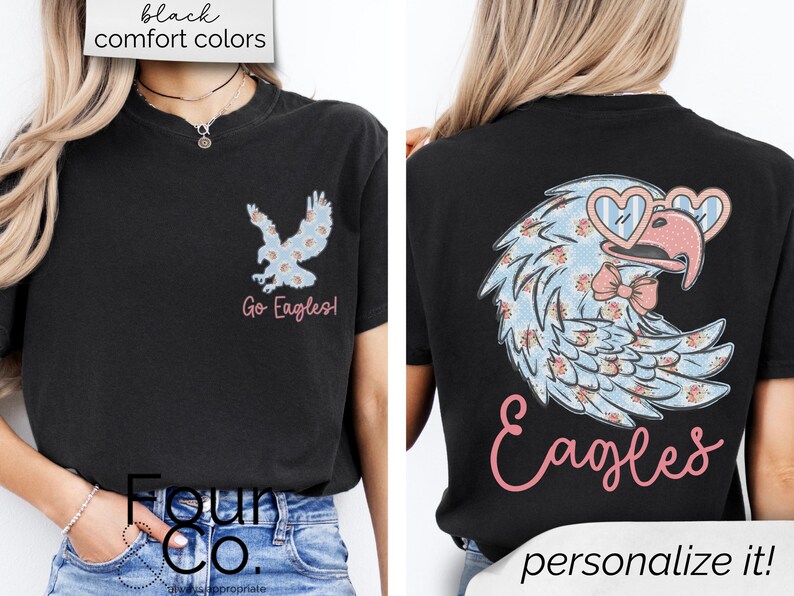 Pu&ograve; includere: T-shirt nera con un motivo floreale di aquila. La parte anteriore presenta una piccola aquila e le parole "Go Eagles!". Il retro mostra un'aquila pi&ugrave; grande con occhiali a forma di cuore e un fiocco, con la parola "Eagles" sotto.