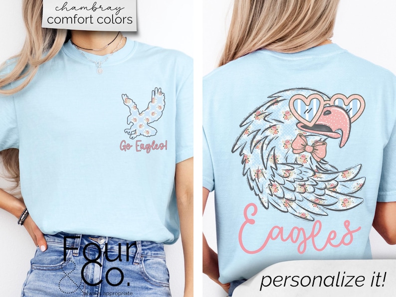Pu&ograve; includere: T-shirt azzurra con un motivo a forma di aquila. La parte anteriore presenta una piccola aquila con un motivo floreale e la scritta "Go Eagles!". Il retro mostra un'aquila pi&ugrave; grande con occhiali a forma di cuore e un papillon, con la parola "Eagles" sotto.