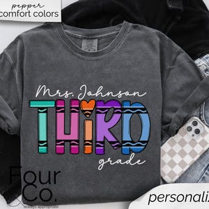 Camiseta personalizada para maestro de tercer grado, camiseta con letras de crayón, camisetas a juego para cada grado.