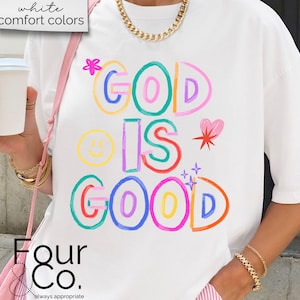 以下が含まれることがあります： カラフルで遊び心のある文字で「GOD IS GOOD」と書かれた白いTシャツ。デザインにはスマイリーフェイス、ハート、星が含まれています。シャツは半袖で、ゆったりとしたフィット感です。