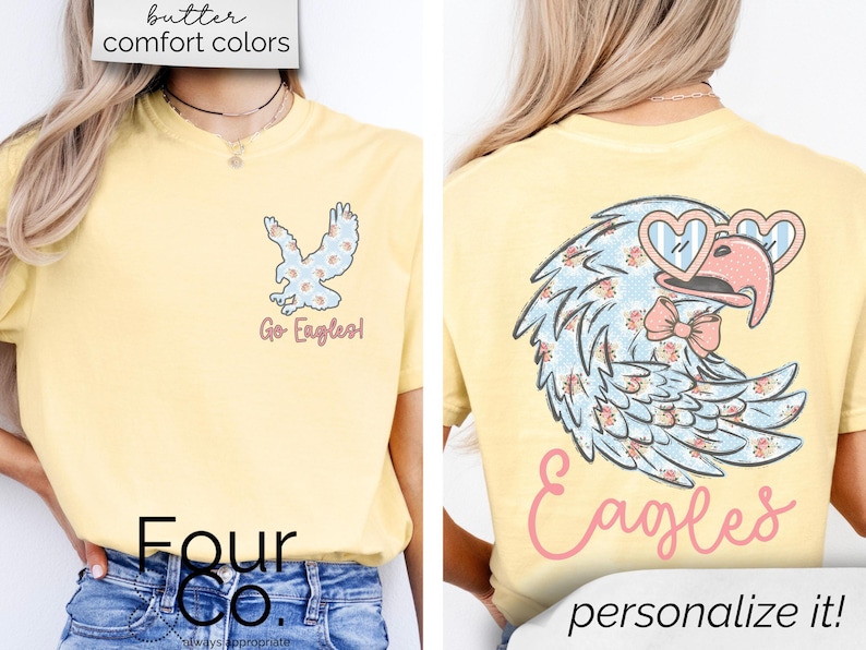 Pu&ograve; includere: T-shirt giallo chiaro con un disegno di aquila. La parte anteriore della maglietta presenta una piccola grafica di aquila e le parole "Go Eagles!". La parte posteriore della maglietta presenta una grafica di aquila pi&ugrave; grande con occhiali da sole a forma di cuore e la parola "Eagles".