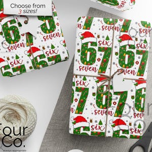 Pode incluir: Papel de embrulho com tema natalino. O papel de embrulho apresenta os números 6 e 7 em verde com gorros de Papai Noel vermelhos, bengalas doces e flocos de neve. As palavras "six" e "seven" também são impressas no papel.