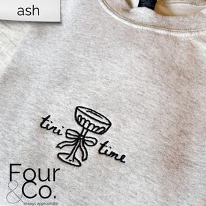 Gesticktes Martini Sweatshirt, Tini Time Gesticktes Sweatshirt