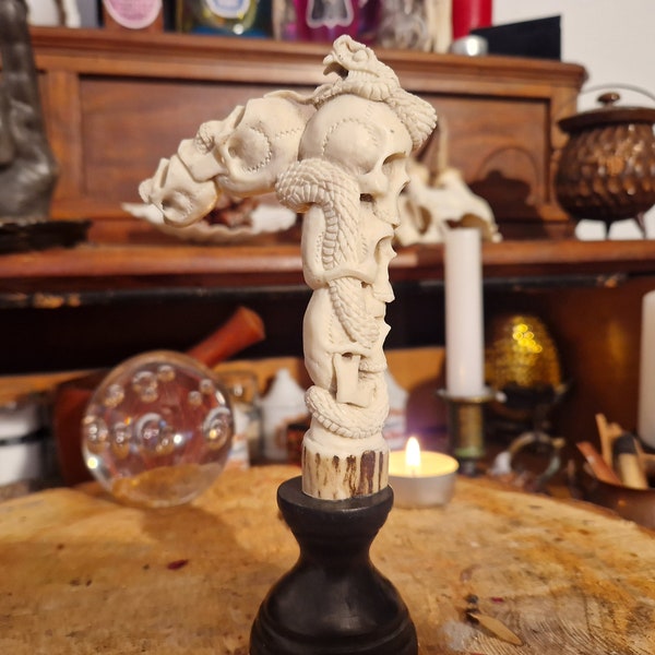 Crâne humain finement sculpté et serpent en bois de cerf sur un support. Objet déco pour sorcière, wicca, cabinet curiosités