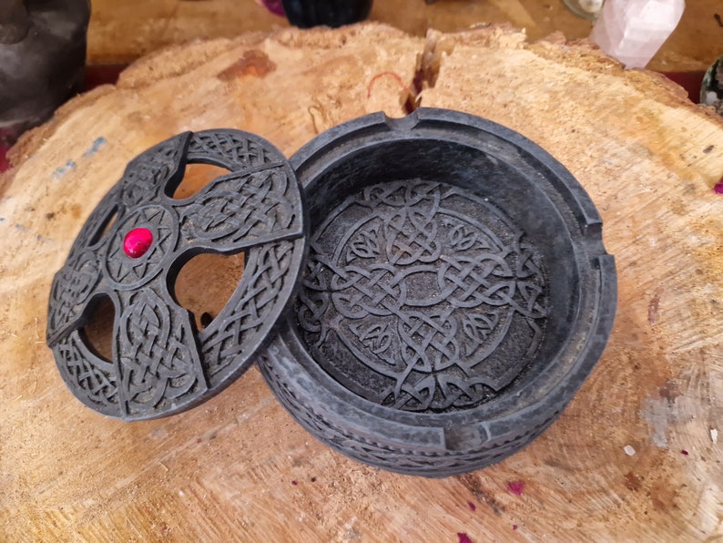 porte encens style gothique