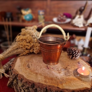 Copper witch cauldron, ritual cauldron, altar decoration, wiccans, witches, rituals, magic, curiosities