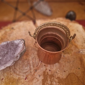 Copper witch cauldron, ritual cauldron, altar decoration, wiccans, witches, rituals, magic, curiosities