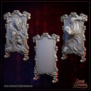 Può includere: Tre specchi decorativi, color argento, incorniciati con un designo decorativo. Lo specchio a sinistra presenta un demone scolpito che emerge dalla cornice. Lo specchio a destra presenta una donna scolpita che emerge dalla cornice. Lo specchio al centro è vuoto.