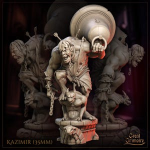 Könnte beinhalten: Eine detaillierte, graue 35-mm-Miniaturfigur eines monströsen, geketteten Wesens, das eine Glocke trägt. Die Figur steht auf einem Gargoyle-Sockel mit einem Schlangenmuster. Die Miniatur ist mit "KAZIMIR (35MM)" und "Great Grimoire" beschriftet.