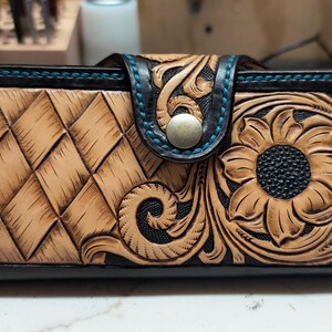 Cartera de mano hecha a mano con herramientas