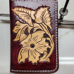 Cartera plegable vertical hecha a mano con herramientas manuales