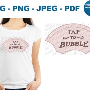 Puede incluir: Una taza de cerámica blanca con un asa negra y el texto "But First, Coffee" en negrita negra. La taza está llena de un líquido oscuro, probablemente café, y se encuentra sobre una superficie clara.