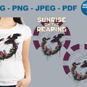 以下が含まれることがあります： SUNRISE ON THE REAPINGというテキストが描かれたグラフィックデザインの白いTシャツ。黒いヘビと黒い鳥が円形を形成し、その周りを色とりどりの花、緑のつる、小さな青い蝶が囲んでいるデザインが特徴です。