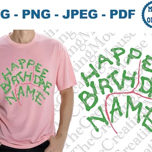 Può includere: Una t-shirt a maniche corte rosa chiaro con un design grafico verde con il testo HAPPEE BIRTHDAE NAME scritto in un carattere irregolare e screpolato. Il design include una sottile linea rossa che forma un cerchio attorno al testo.