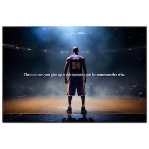 Peut inclure: Un joueur de basket-ball portant un maillot violet et or avec le numéro 24 au dos se tient sur un terrain de basket-ball. La citation "The moment you give up is the moment you let someone else win." est imprimée sous le joueur.