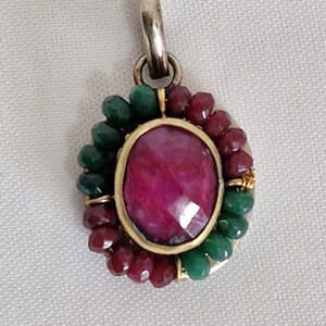 Colgante de alpaca con rubí y esmeralda, hecho a mano en estilo vintage, dije de collar de piedras preciosas estilo boho.