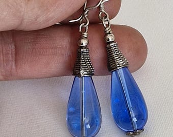 Handgefertigte Vintage Design Ohrringe mit blauen Tropfen-Muranoperlen.