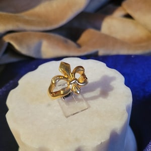 Jeanne d'Arc gouden statement ring Fleur de Lis uit de jaren 80