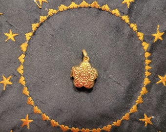 Gold Star-Blossom Rosette Locket circa 1980s
