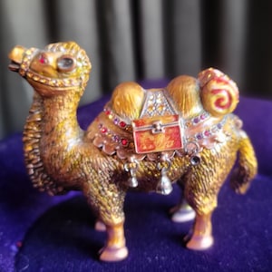 Chameau orné de bijoux des années 80