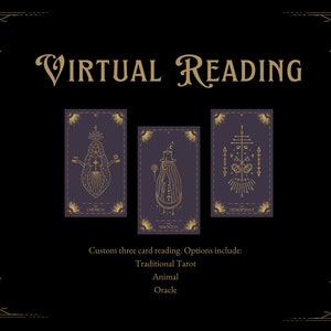 Könnte beinhalten: Eine digitale Illustration von drei Tarotkarten mit goldenen Designs auf einem dunkelvioletten Hintergrund. Der Text "VIRTUAL READING" befindet sich oben im Bild. Der Text unter den Karten lautet "Individuelle Drei-Karten-Lesung. Optionen beinhalten: Traditionelles Tarot, Tierorakel."