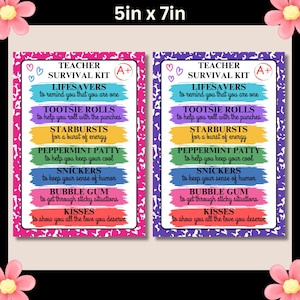K&ouml;nnte beinhalten: Zwei druckbare Karten im Format 12,7 x 17,8 cm mit dem Thema Lehrer-&Uuml;berlebenskit. Die Karten sind rosa und lila mit einem Notizbuchpapier-Hintergrund. Die Karten listen verschiedene S&uuml;&szlig;igkeiten und ihren Zweck f&uuml;r Lehrer auf. Die Karten tragen den Text "Teacher Survival Kit" und "A+" .