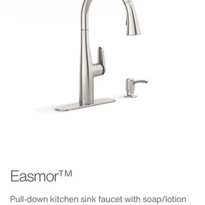 Può includere: Un rubinetto da cucina in acciaio inossidabile con un dispenser di sapone. Il rubinetto ha un becco ad arco alto e una leva. Il dispenser di sapone è attaccato alla base del rubinetto. Il prodotto è etichettato "Easmor™" e "K-R30573-SD-VS".